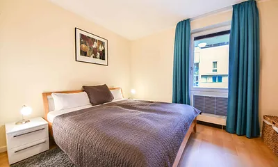 Schlafzimmer mit Doppelbett