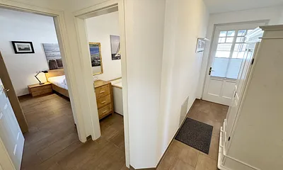 Flurbereich mit Blick ins Schlafzimmer