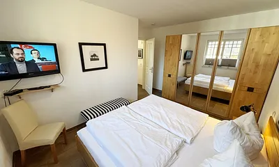 1.Schlafzimmer mit Doppelbett mit Flachbild-TV