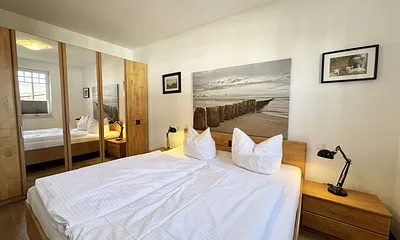 1.Schlafzimmer mit Doppelbett und Kleiderschrank