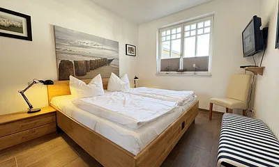 1.Schlafzimmer mit Doppelbett und Nachttischablagen