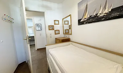 2.Schlafzimmer mit Tandembett und Kommode