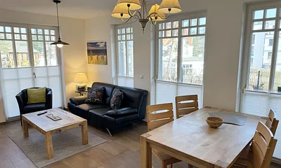 heller Wohnbereich mit Couch und Smart-TV