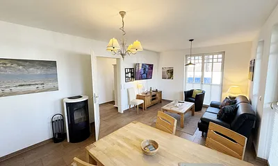 gemütlicher Ess-/Wohnbereich mit Kamin