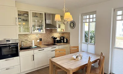 offene Küchenzeile mit diversen Küchenutensilien