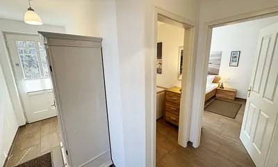 Flurbereich mit Blick ins Schlafzimmer