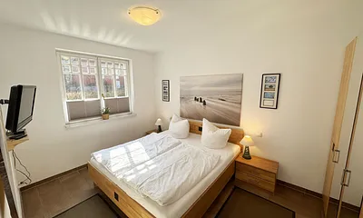 1.Schlafzimmer mit Doppelbett mit Nachttischablagen