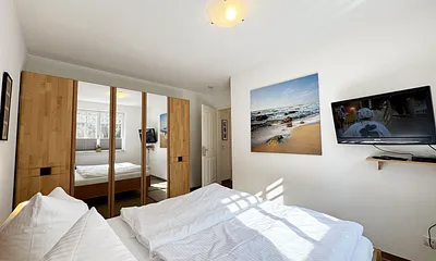 1.Schlafzimmer mit Doppelbett und Kleiderschrank