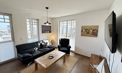 gemütliches Wohnzimmer mit Smart-TV