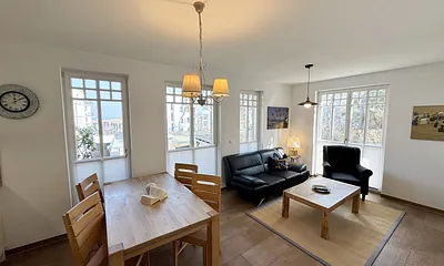 Essbereich mit Stühlen