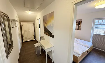 Flurbereich mit Blick ins 1.Schlafzimmer