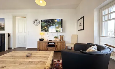 gemütlicher Wohnbereich mit Smart-TV