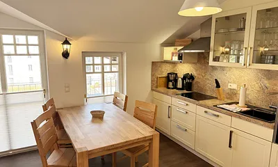 Küchenzeile mit Essbereich