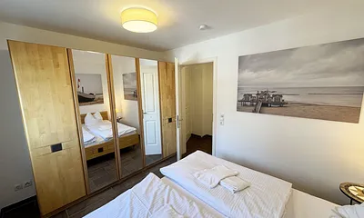 1.Schlafzimmer mit Doppelbett und Kleiderschrank