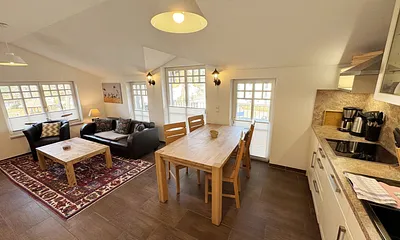 Blick von der Küche in den Wohnbereich