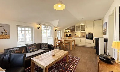 gemütlicher Wohnbereich mit Blick auf die Küchenzeile