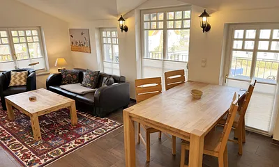 Essbereich mit Stühlen