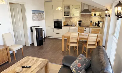 gemütlicher Wohnbereich mit Couch und Kamin