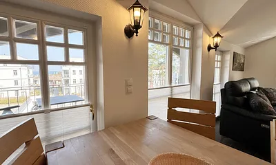 Essbereich mit Blick nach draußen