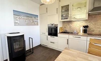 Blick vom Essbereich auf die Küchenzeile