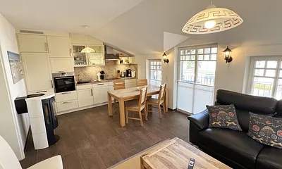 Küchenzeile mit diversen Küchenutensilien