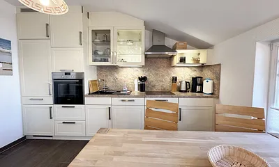 Küchenzeile mit diversen Küchenutensilien