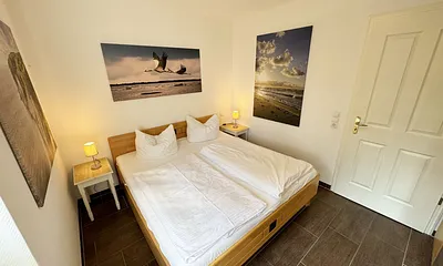 1.Schlafzimmer mit Doppelbett und Nachttischablagen