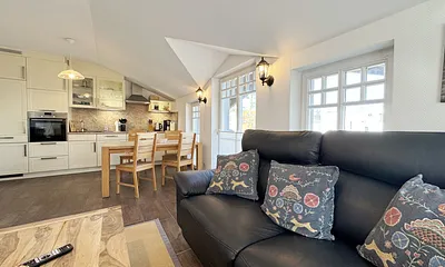 gemütlicher Wohnbereich mit Blick auf die Küchenzeile