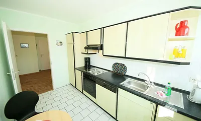 separate Küche mit Cerankochfeld, Backofen, Spülmaschine, Kühlschrank mit Eisfach, Ablufthaube, Mikrowlle, Wasserkocher, Kaffeemaschine, Toaster