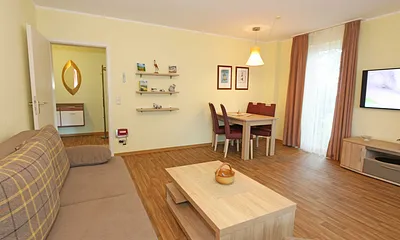 Wohnzimmer mit kleinem Tisch