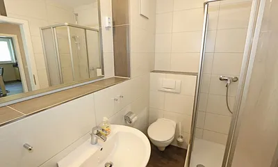 Badezimmer mit Dusche,WC, Fön