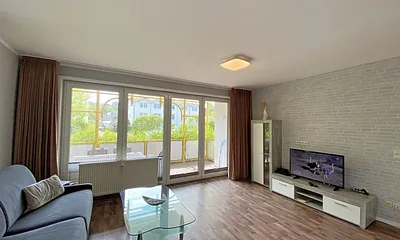 Wohnzimmer mit Schlafcouch (Aufbettung 3./4. Person, 1,60 m x 2,00 m), Sessel, TV sowie Blu-Ray-Player