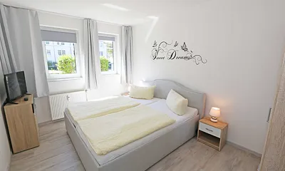 Schlafzimmer mit Doppelbett und Kleiderschrank