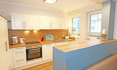 offene Eck- Küchenzeile mit Kühlschrank und Gefrierfach, Geschirrspüler, 4 Zonen Ceranfeld mit Backofen, Mikrowelle, Kaffeemaschine, Nespresso Maschine, Toaster und Wasserkocher 