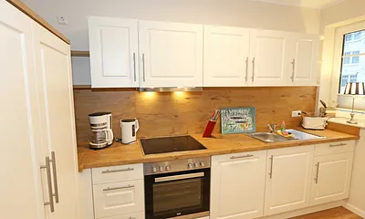 offene Eck- Küchenzeile mit Kühlschrank und Gefrierfach, Geschirrspüler, 4 Zonen Ceranfeld mit Backofen, Mikrowelle, Kaffeemaschine, Nespresso Maschine, Toaster und Wasserkocher 