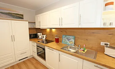 offene Eck- Küchenzeile mit Kühlschrank und Gefrierfach, Geschirrspüler, 4 Zonen Ceranfeld mit Backofen, Mikrowelle, Kaffeemaschine, Nespresso Maschine, Toaster und Wasserkocher 