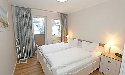 Schlafzimmer mit Doppelbett (1,80 m x 2,00 m), Nachttischablagen, Kleiderablage sowie einem 3- türigen Kleiderschrank