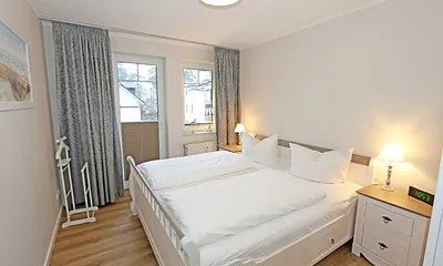 Schlafzimmer mit Doppelbett