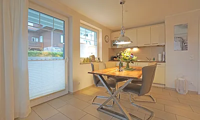 Esstisch und vollausgestattete Küchenzeile