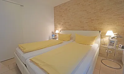 Schlafzimmer mit Doppelbett