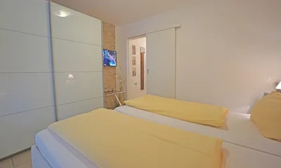 Schlafzimmer mit Doppelbett