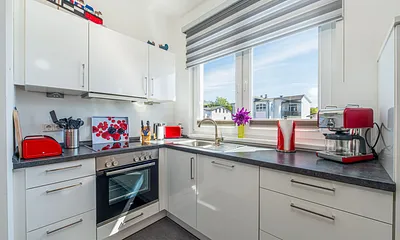 moderne Küchenzeile mit Backofen