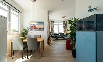 Blick aus der Küchenzeile zum Essplatz