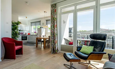 Wohnbereich mit Zugang zum bestuhlten Balkon