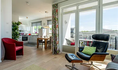 Wohnbereich mit Zugang zum bestuhlten Balkon