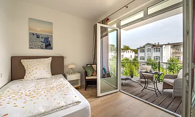 2. Schlafzimmer mit Zugang zum Balkon