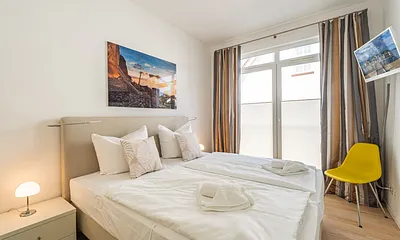 1. Schlafzimmer mit TV