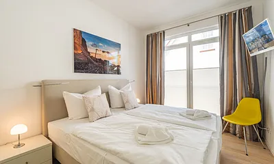 1. Schlafzimmer mit TV