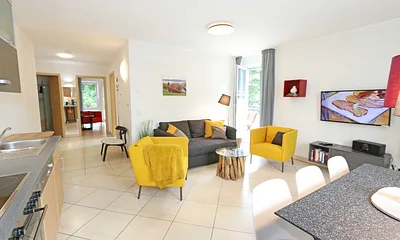 Wohnzimmer mit gemütlicher Couch