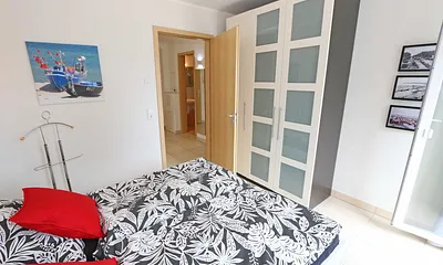 1.Schlafzimmer mit Kleiderschrank